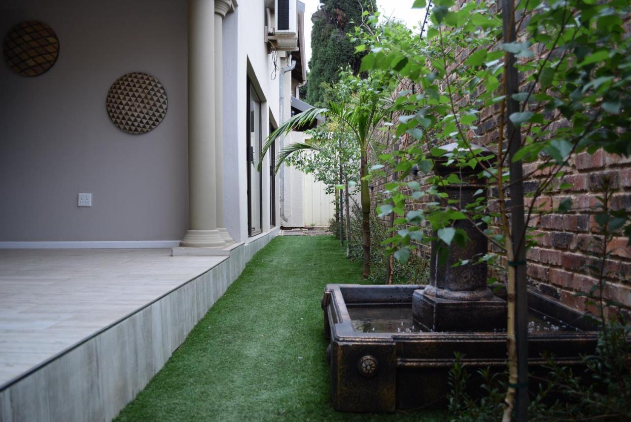 African Moon Corporate House Kempton Park Extérieur photo