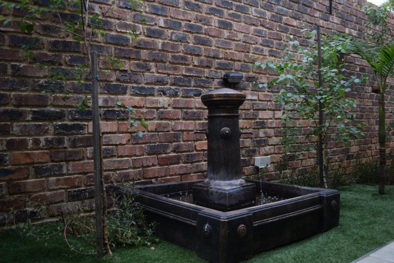 African Moon Corporate House Kempton Park Extérieur photo