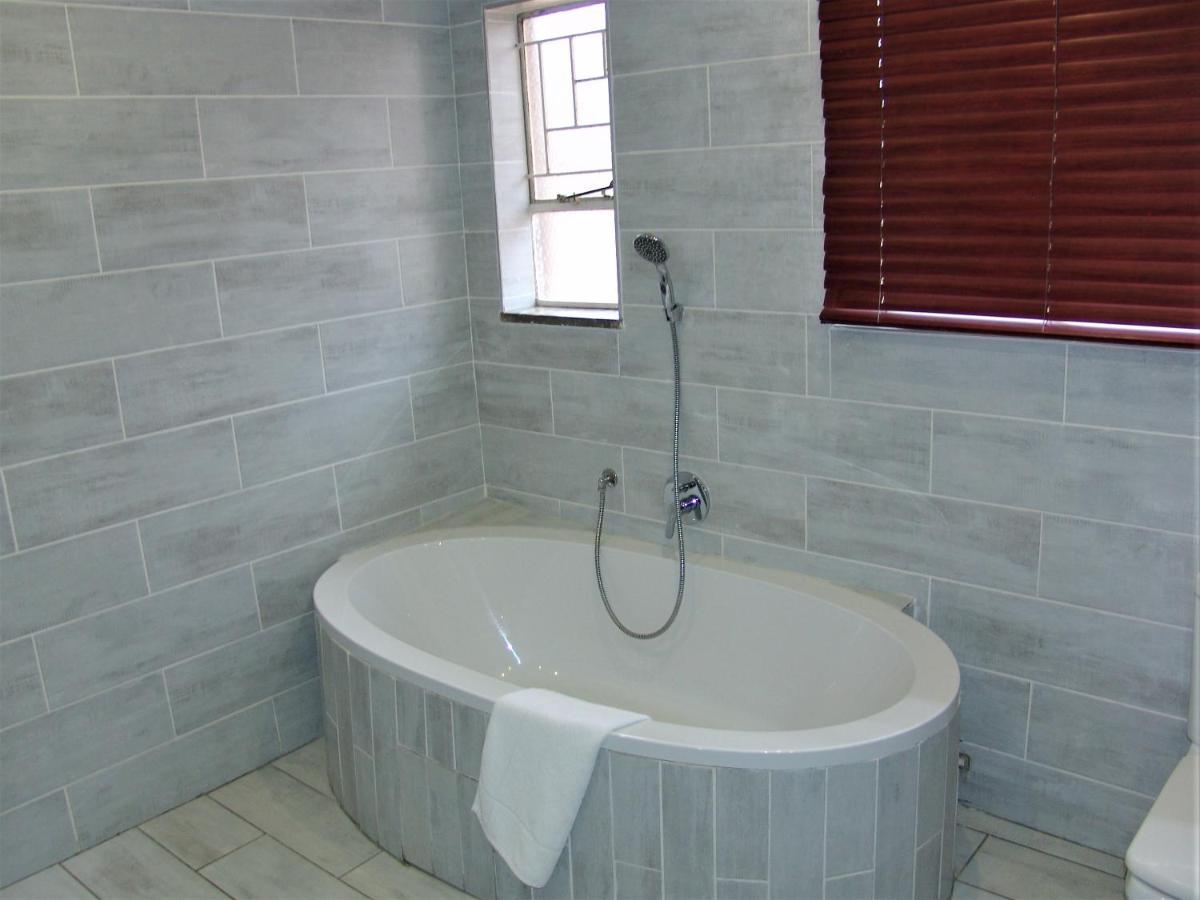 African Moon Corporate House Kempton Park Extérieur photo