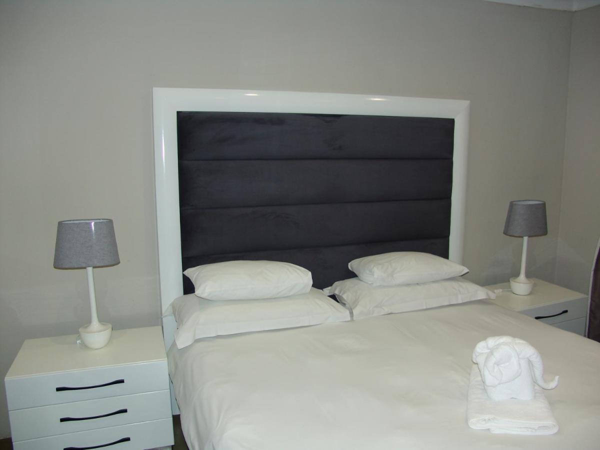 African Moon Corporate House Kempton Park Extérieur photo