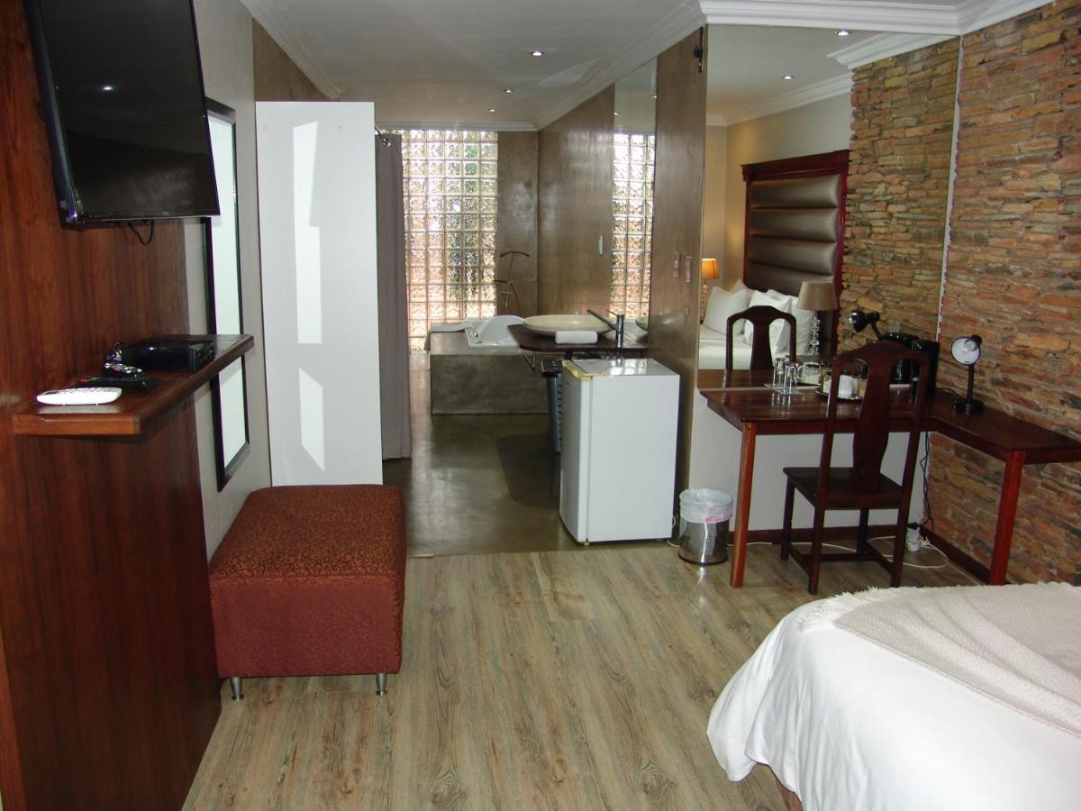 African Moon Corporate House Kempton Park Extérieur photo