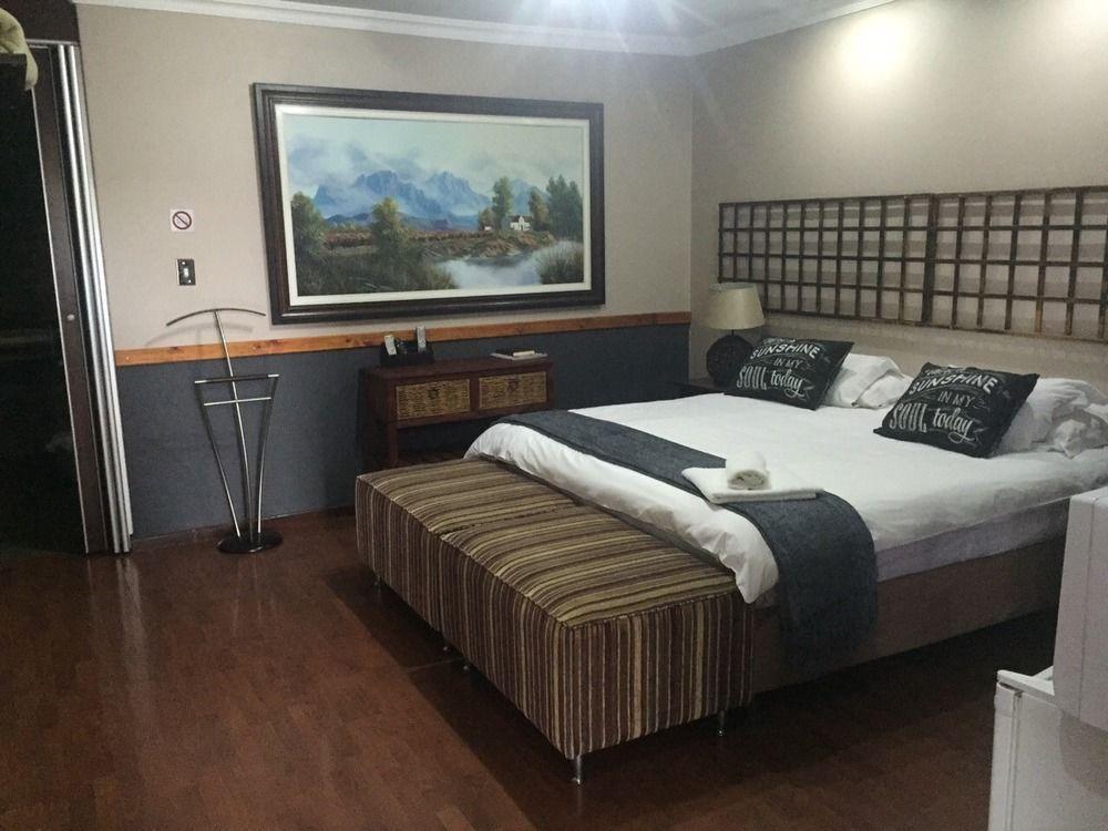 African Moon Corporate House Kempton Park Extérieur photo